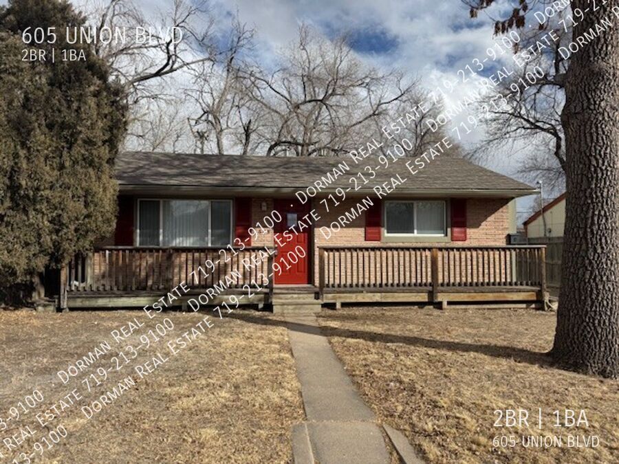 Foto principal - Beautiful 2 Bedroom Rancher Across From Pa...