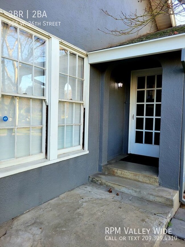 Building Photo - Beautiful central Merced home Available NOW!