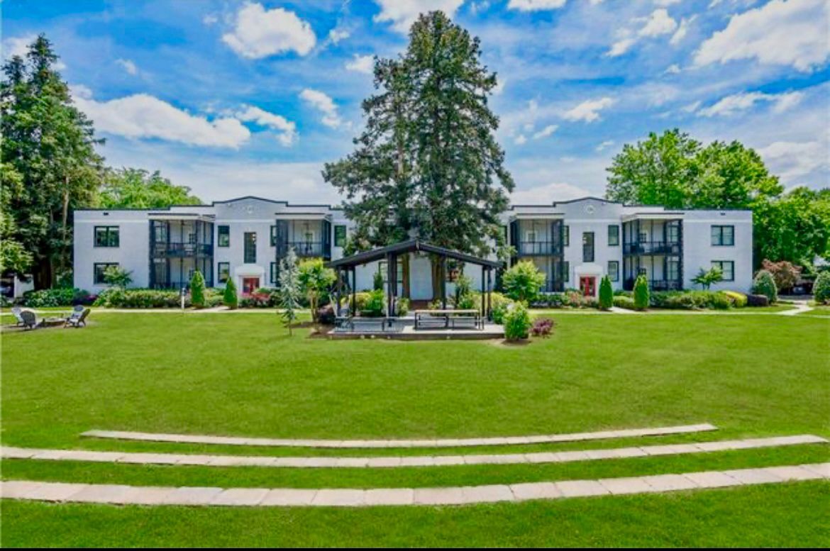 Primary Photo - 124 Peachtree Memorial Dr NW