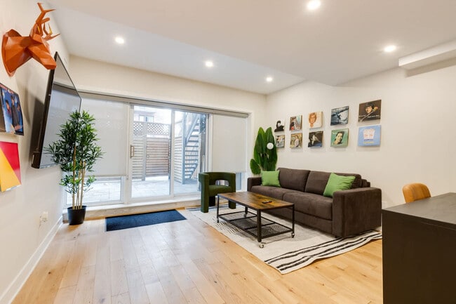 Building Photo - 1520 Av des Pins O