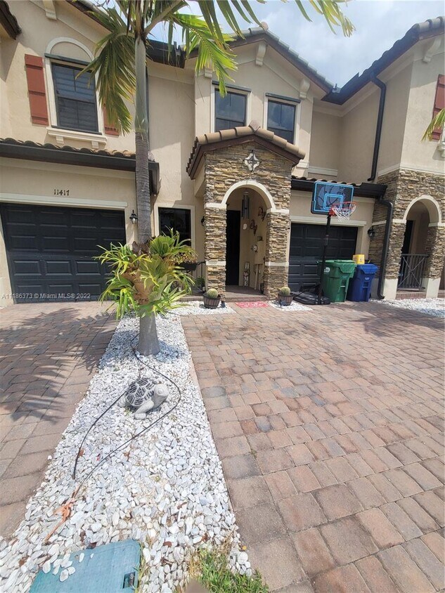 11413 SW 253rd St, Homestead, FL 33032 Townhouse for Rent in Homestead, FL