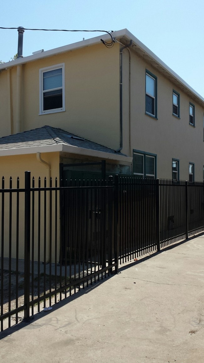 Building Photo - 691 El Camino Ave