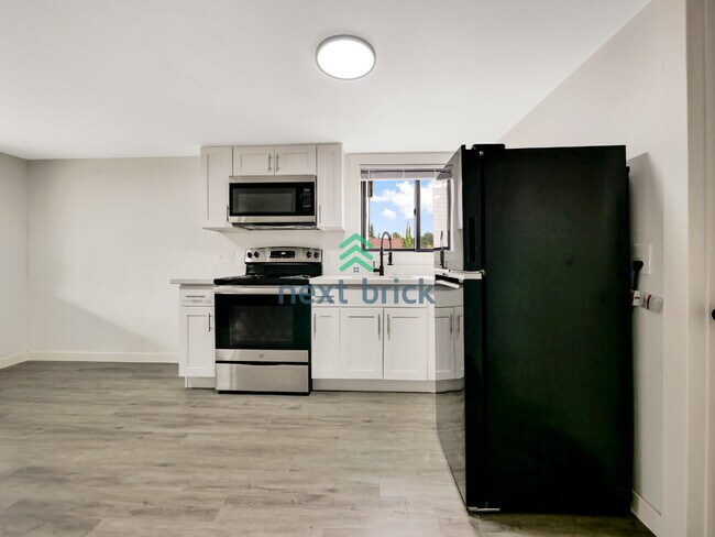 Foto del edificio - 1 BED & 1 BATH DUPLEX AVAILABLE FOR RENT