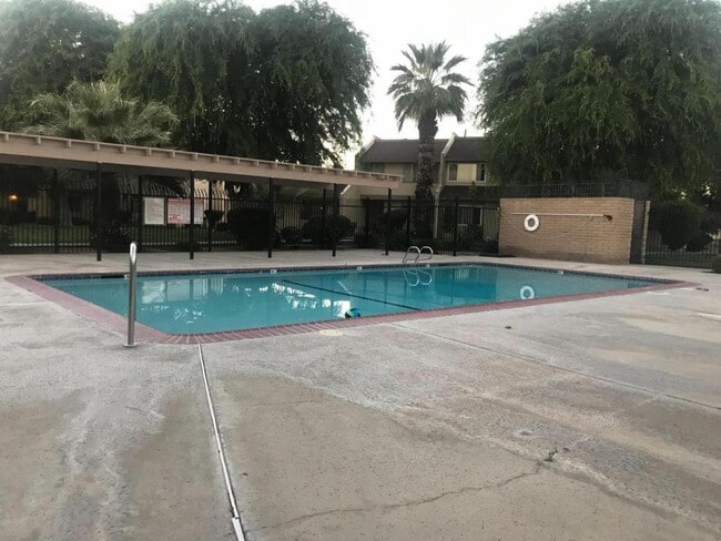 Building Photo - 930 Olive Dr #44