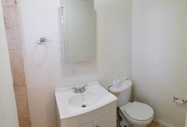 Foto del edificio - COZY AND AFFORDABLE UNIT ACROSS FROM CELEB...