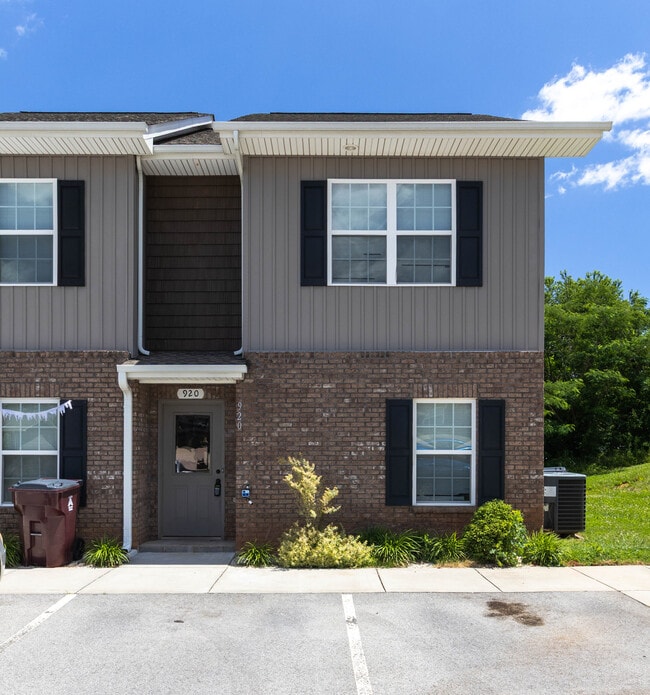 Building Photo - 920 Warrior Hill Dr