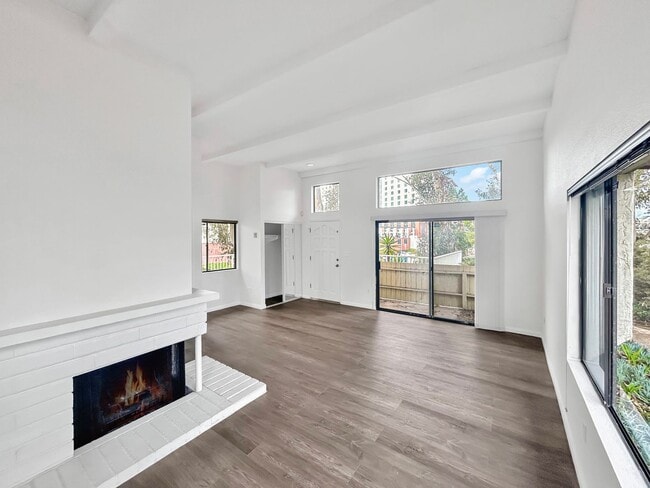 Building Photo - Beautiful 3BD/3BA W/ Attached Garage and I...