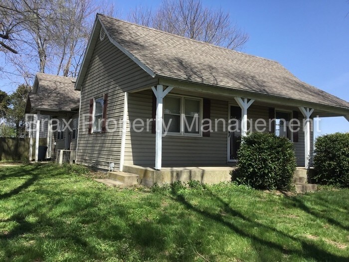 Primary Photo - Home in Clever across from the High School!