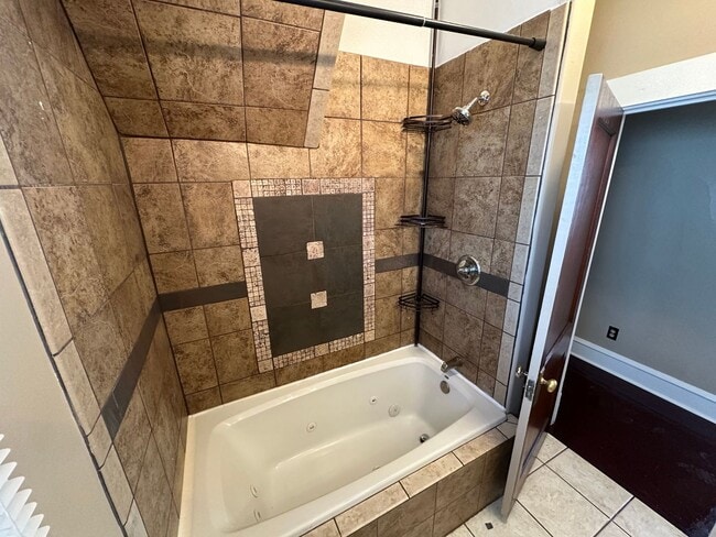 Foto del edificio - 3 Bed/1 Bath in Central Bloomington location!