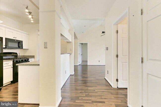 Building Photo - 20417 Riverbend Square