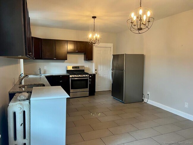 Foto del edificio - 37 Yates Ave