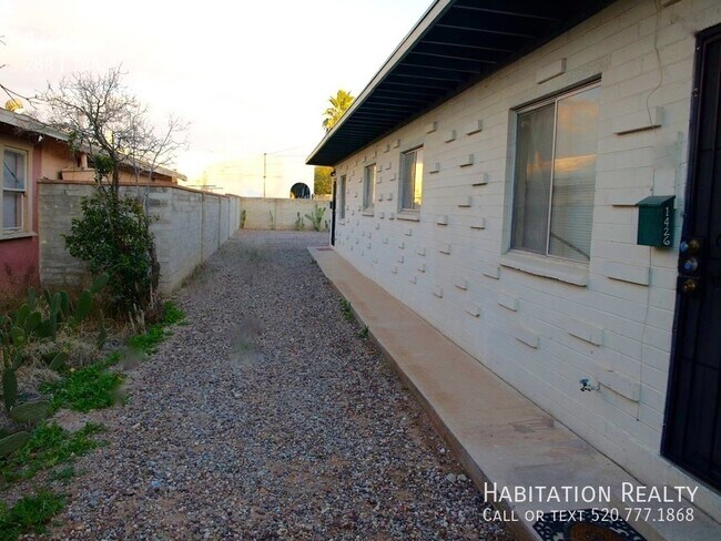 Building Photo - Clean, Mid-Century Duplex w/Central AC, Pa...