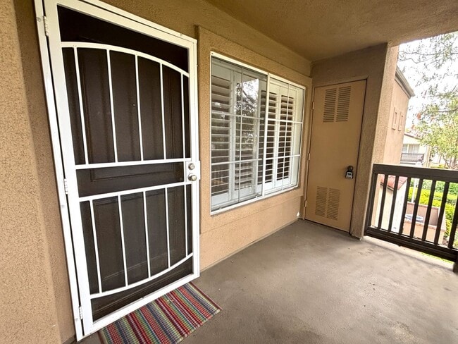 Building Photo - Stylish Upstairs Condo Next to Peter's Canyon