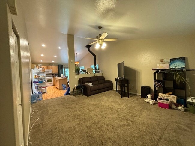 Building Photo - Pet friendly 3 bedroom home in North Pole ...