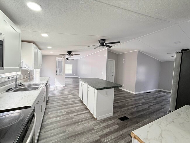 Building Photo - 5050 Box Wood Ct