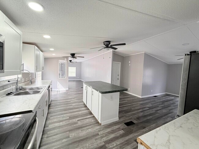 Foto del edificio - 5050 Box Wood Ct