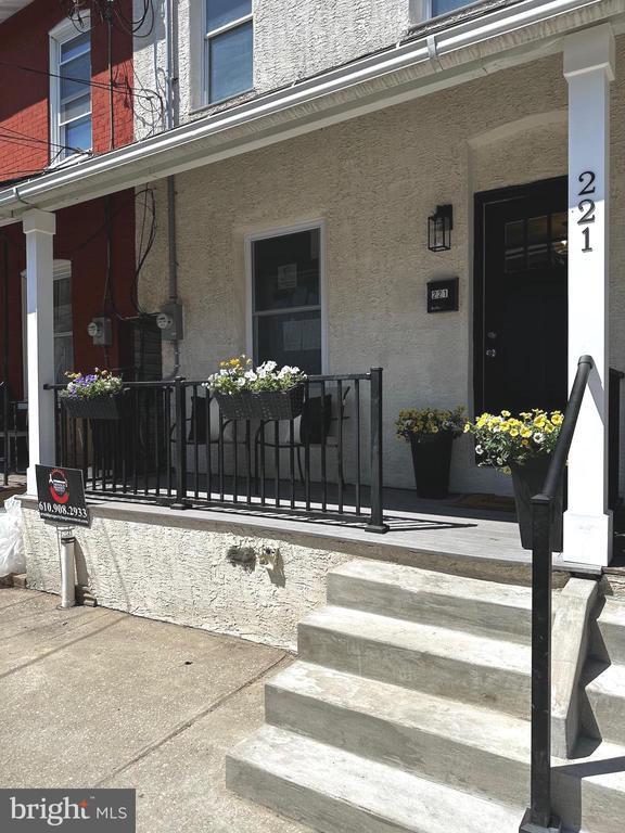Primary Photo - 221 Walnut St