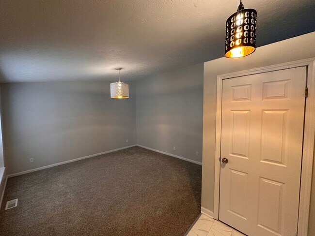 Building Photo - Newly Renovated 4 bed 3 FULL BATH / Warren Woods