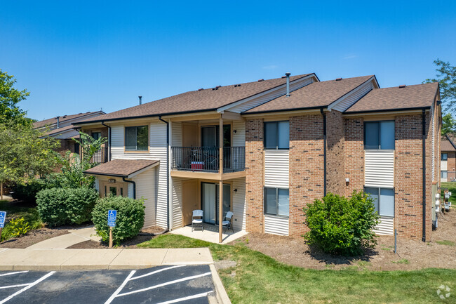 Fox Hill Apartment Homes Apartments - 701 Fox Hill Cir Bloomington, IL ...