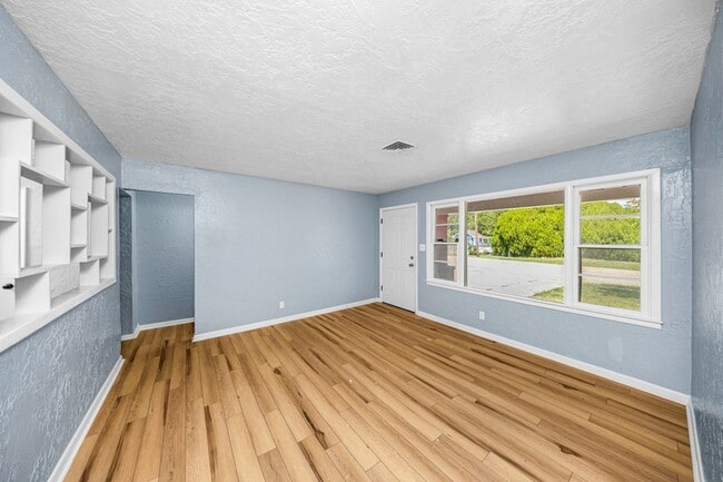 Building Photo - 2408 NW Ozmun Ave