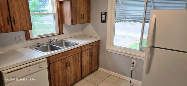 Foto del edificio - Charming 3 - Bedroom Property in Prime Location