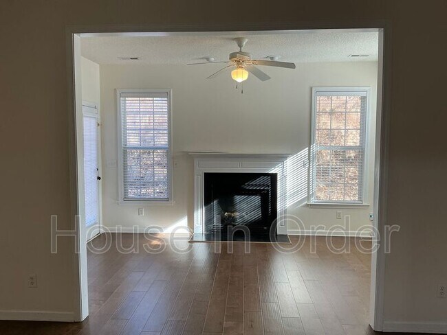 Foto del edificio - 46 Summer Meadow Rd