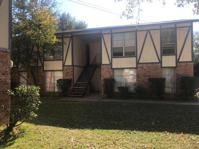 Building Photo - 1104 NE 9th St