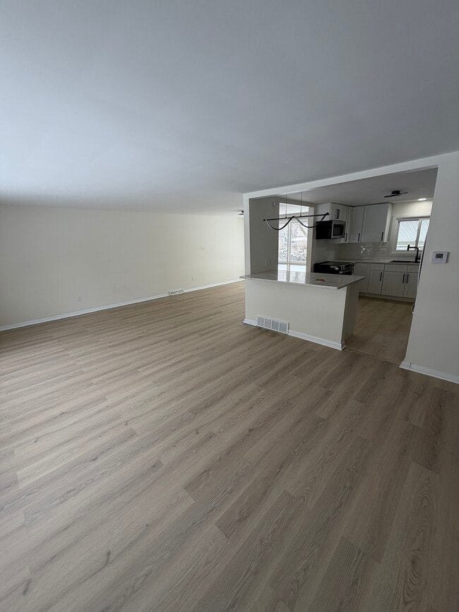 Building Photo - 4300 Fairfield Dr