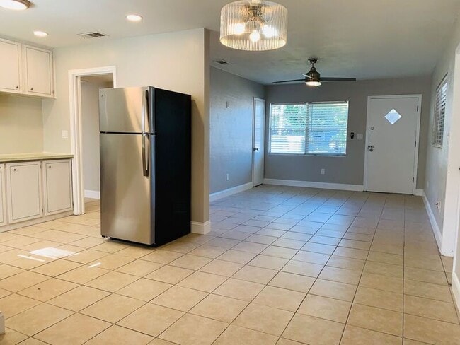 Building Photo - 811 Lafayette Ln