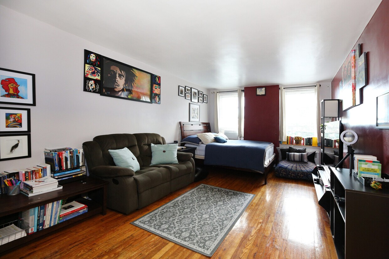 main photo - 8450 169th St