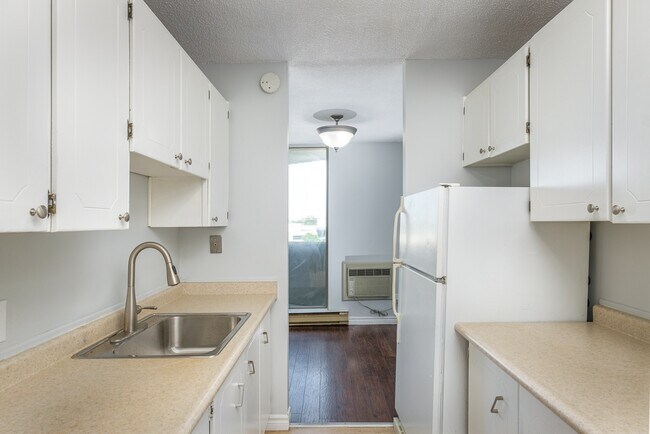 Photo du bâtiment - INCLUSIVE TWO BEDROOM APARTMENT STEPS FROM WHITEOAKS MALL
