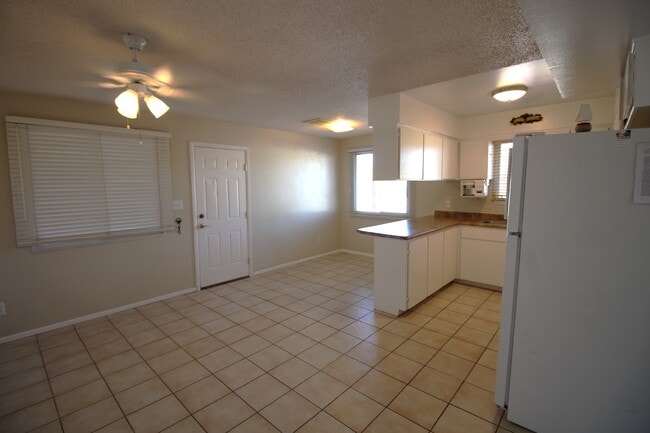 kitchen - 3116 S Clementine Dr
