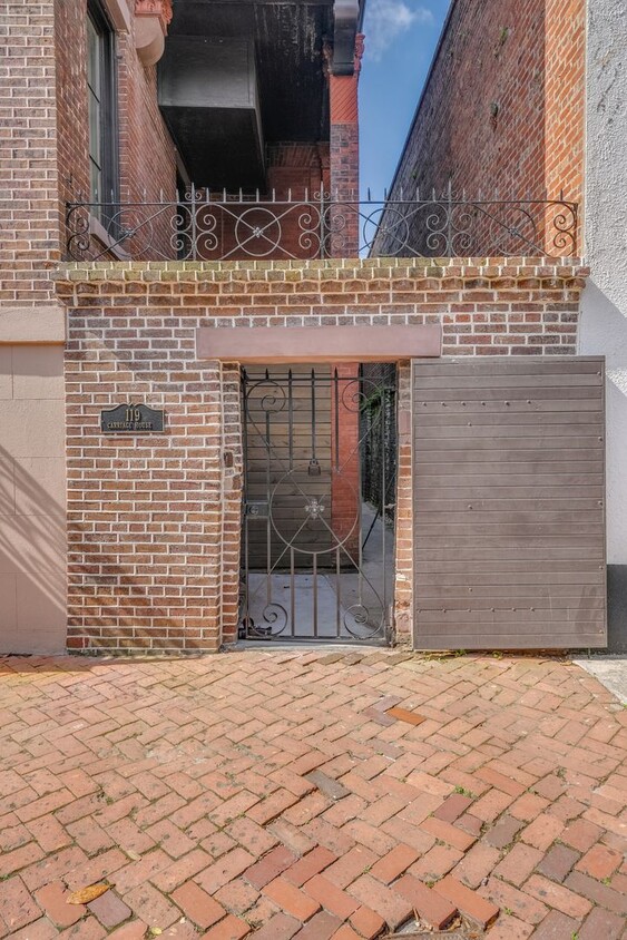 Foto principal - Renovated 2 Bedroom Carriage house off Laf...