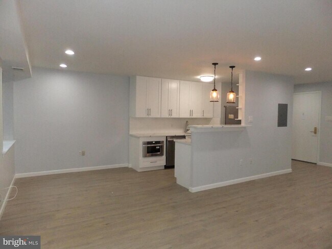 Building Photo - 1650 Oakwood Dr