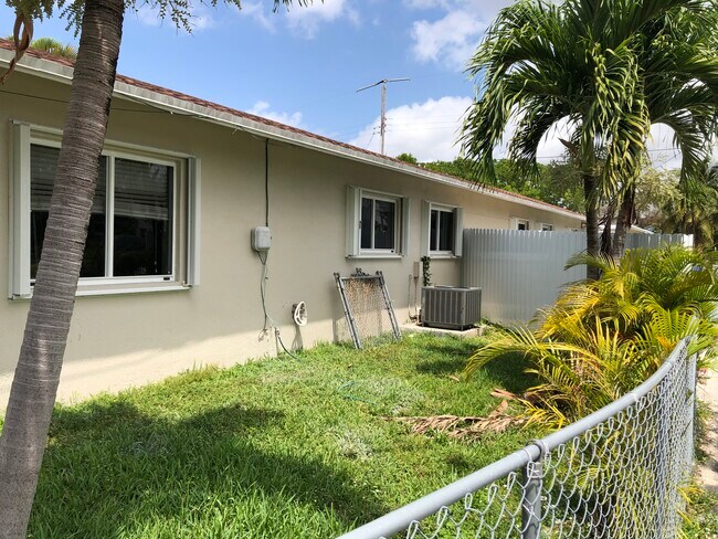 Side Patio - 3501 SW 12th St