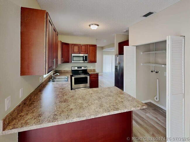 Foto del edificio - 8041 Buttonwood Cir