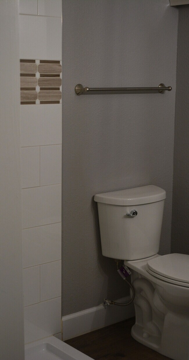 Building Photo - Newly updated rental!