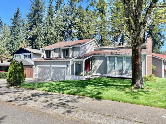 Building Photo - Charming 3 Bedroom home with fenced yard