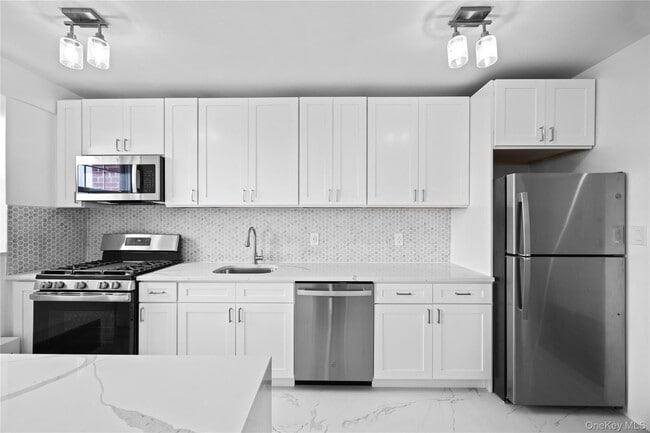 Foto del edificio - 220 Pelham Rd