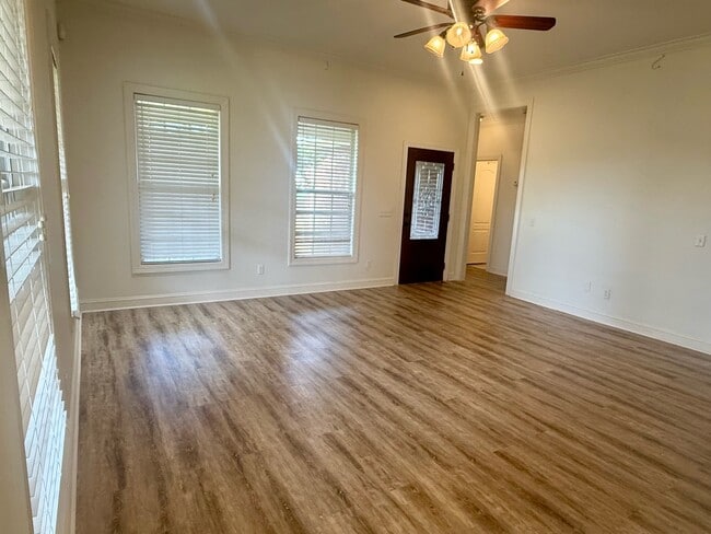 Building Photo - 364 Spring Hill Dr
