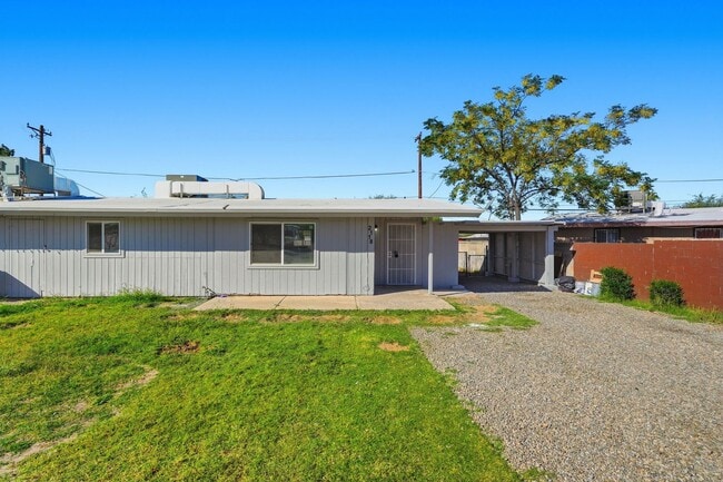 Building Photo - Beautifully Remodeled Home in a Central Tu...