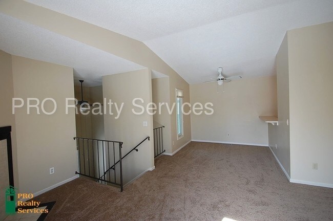 Building Photo - Two Bedroom Townhome in Woodbury!
