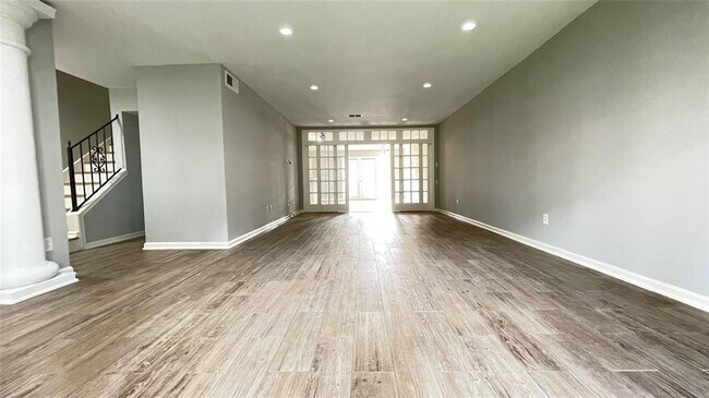 Building Photo - 403 N Post Oak Ln