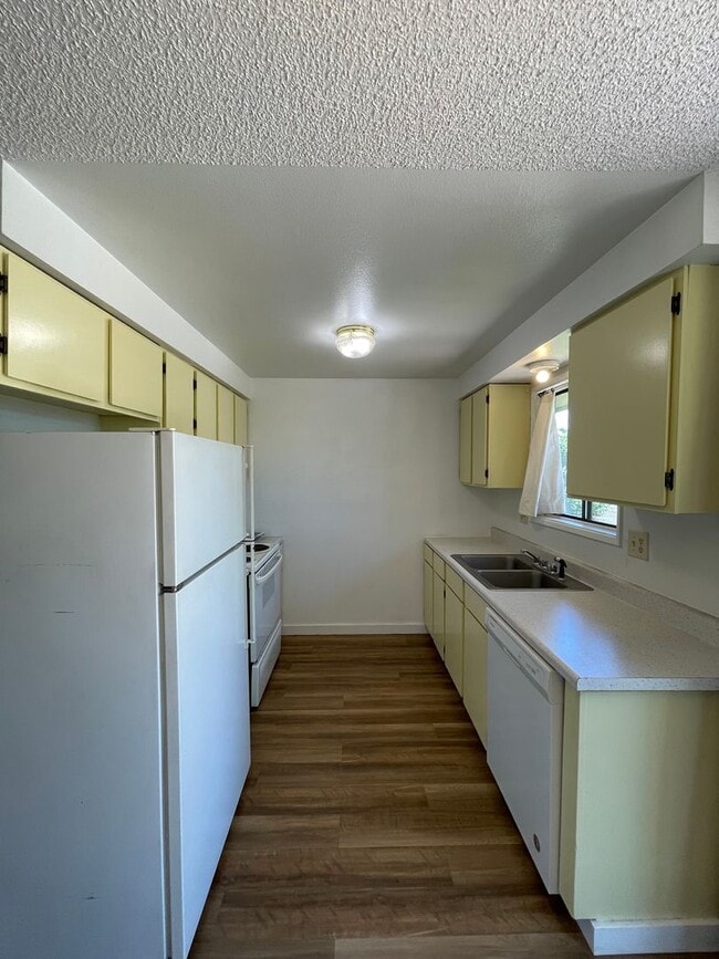 Building Photo - 2bdrm, 1 bath with garage!