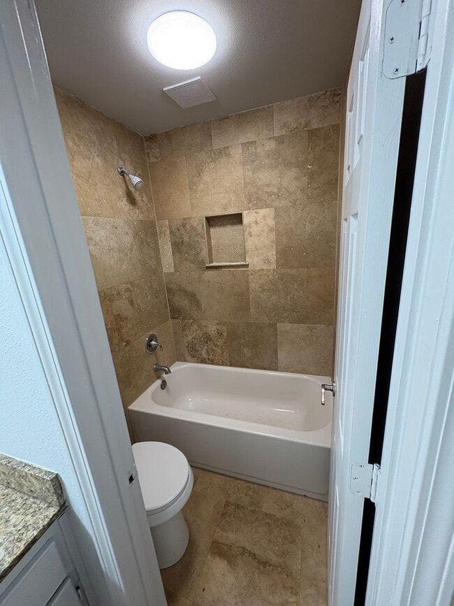 Building Photo - 2 Bedroom 1 Bath Apartment Close to Campus! Available Now!