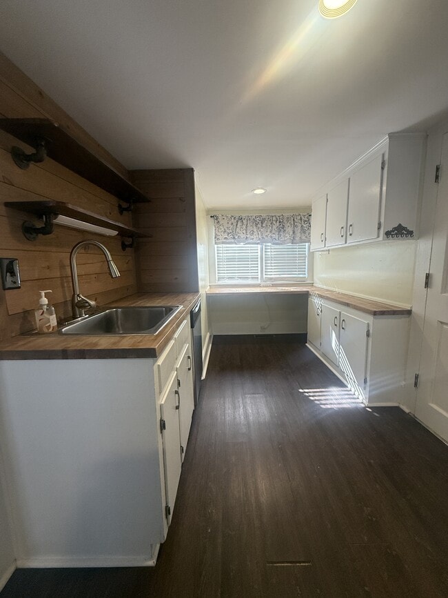 Building Photo - 303 W Parrish Dr