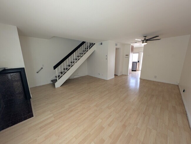 Foto del edificio - MOVE-IN READY - SPACIOUS 2-BEDROOM TOWNHOM...