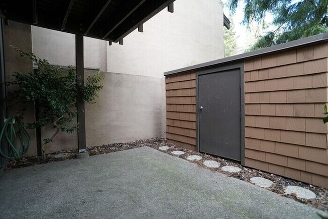 Building Photo - 2200 Woodside Ln