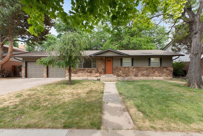 Foto del edificio - Spacious 5 Bedroom, 2 Bath Home with Finished Basement and Attached Garage