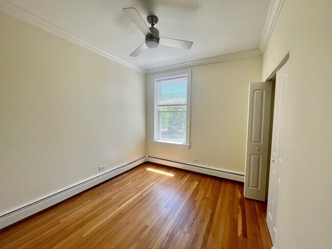 Foto del edificio - 7027 N Damen Ave